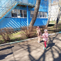 С весенним потеплением прогулки на свежем воздухе становятся настоящим праздником для детей! С весенним потеплением прогулки на свежем воздухе становятся настоящим праздником для детей!.
